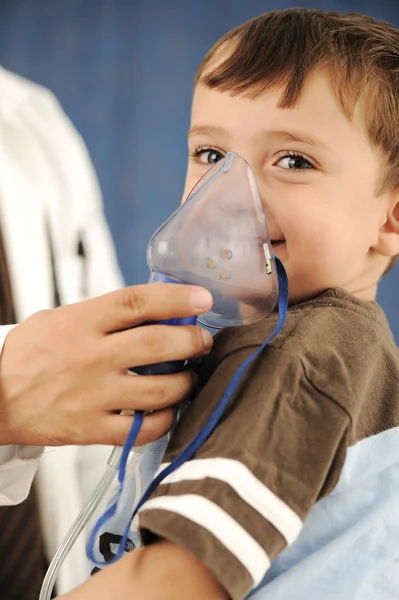 Γιατρός, παιδί, αναπνευστήρα μάσκα για την αναπνοή, νοσοκομείο — Φωτογραφία Αρχείου