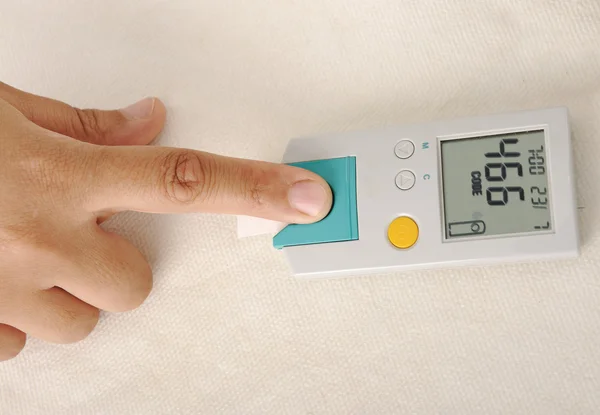 Diabete paziente misurazione del livello di glucosio esame del sangue — Foto Stock
