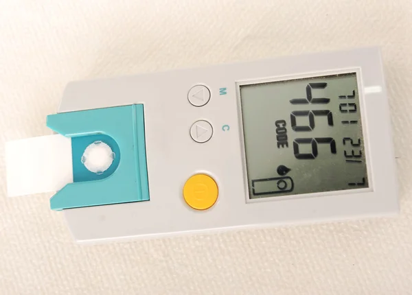 糖尿病患者の血糖レベルの血液検査の測定 — ストック写真