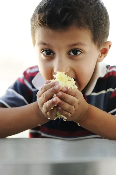 Πορτρέτο της φτώχειας, λίγο φτωχό αγόρι στο δοχείο τροφίμων τρώτε Ράις — Φωτογραφία Αρχείου