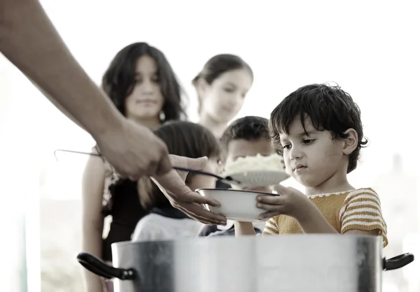 Bambini affamati nel campo profughi, distribuzione di cibo umanitario — Foto Stock