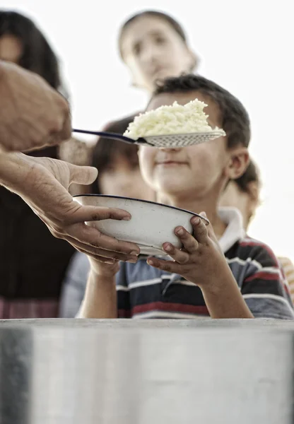 Hladové děti v uprchlickém táboře, distribuce potravin, humanitární — Stock fotografie