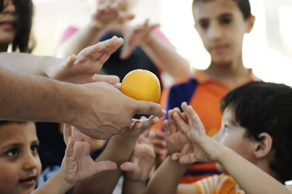 Mülteci kampı, insani gıda dağıtım çocuklar aç — Stok fotoğraf