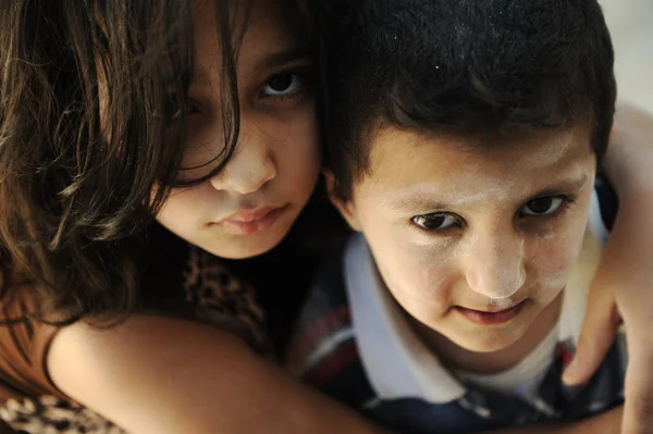 Fratellino e sorella sporcaccione, povertà, cattive condizioni — Foto Stock