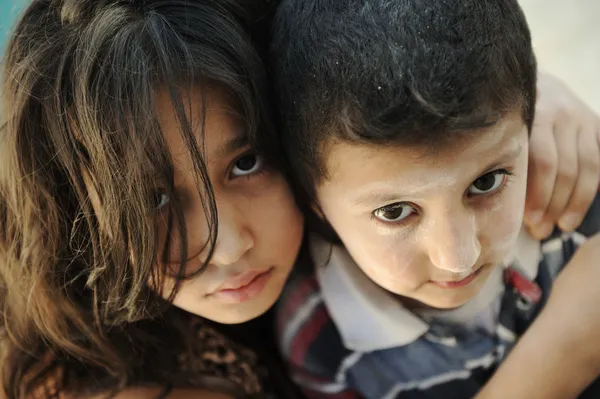 Hermano y hermana sucios, pobreza, mal estado —  Fotos de Stock