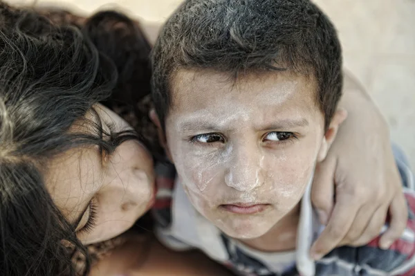 Küçük kardeş, yoksulluk, kötü koşulu kirli — Stok fotoğraf