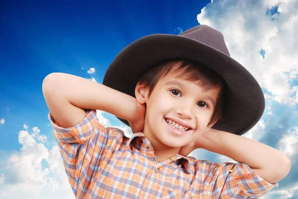 漂亮的小男孩头上的帽子 — 图库照片