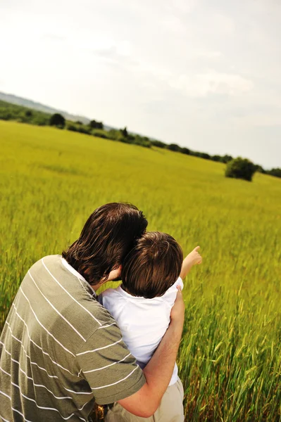 Porträt eines kleinen Jungen, der seinem Vater etwas zeigt, das ihn interessiert — Stockfoto