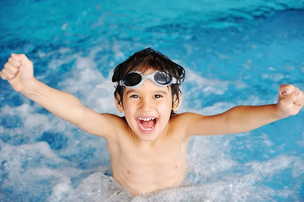Супер счастливый мальчик в бассейне — стоковое фото