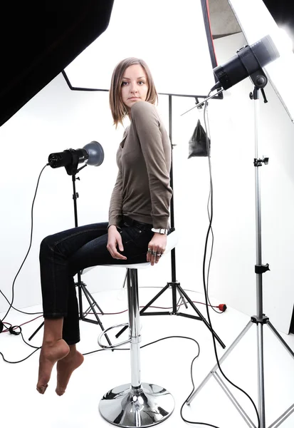Fiatal gyönyörű modell pózol szakmailag felszerelt stúdióban — Stock Fotó