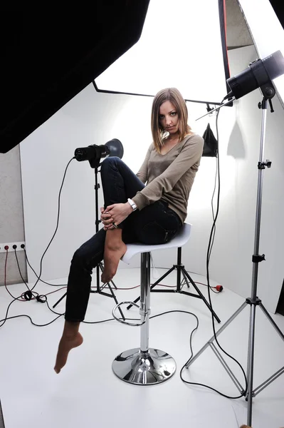 Jong mooi model poseren in professioneel uitgeruste studio — Stockfoto