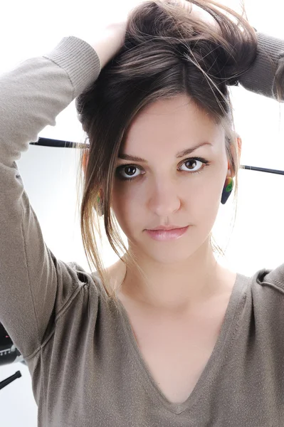 Jovem bela mulher positiva fazendo seu cabelo para cima — Fotografia de Stock