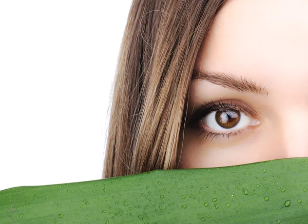 Retrato de close-up de jovem mulher bonita com folha verde como espaço de cópia — Fotografia de Stock