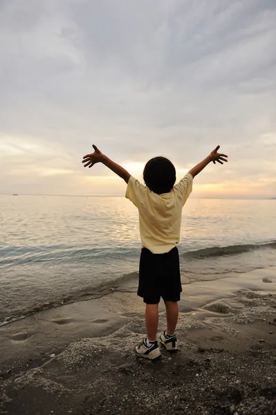 Ребенок смотрит на море — стоковое фото