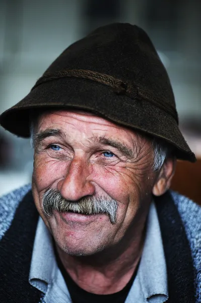 Porträt eines alten Mannes mit Schnurrbart — Stockfoto