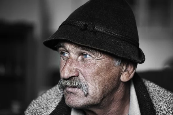 Portret van oude man met snor, graan toegevoegd — Stockfoto