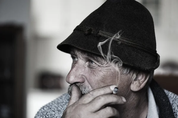 Nahaufnahme künstlerisches Foto eines alten Mannes mit grauem Schnurrbart, der Zigarette raucht, g — Stockfoto
