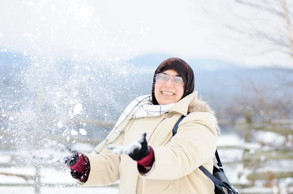 在雪中的穆斯林妇女 — 图库照片