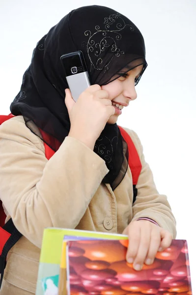 Muslimsk flicka lärande, tillbaka till skolan — Stockfoto