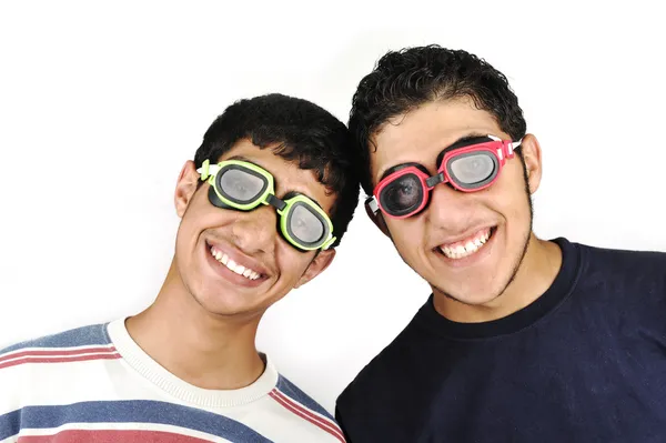 Deux adolescents drôles avec des lunettes sur les yeux — Photo