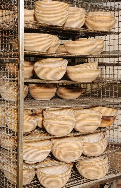 Töpfe für Brot in der Fabrik — Stockfoto
