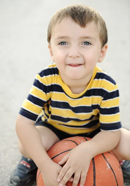 愛らしい子供はバスケット ボールを保持しています。 — ストック写真