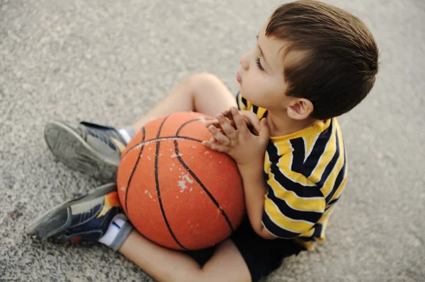 Восхитительный ребенок, играющий в баскетбол — стоковое фото