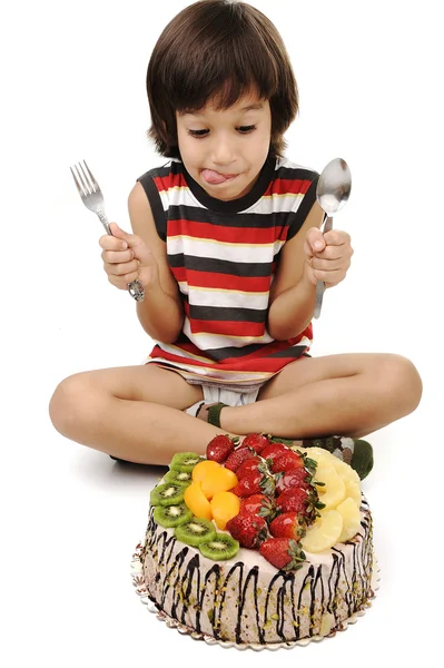 Kid preparing to eat the fruit cake — Zdjęcie stockowe