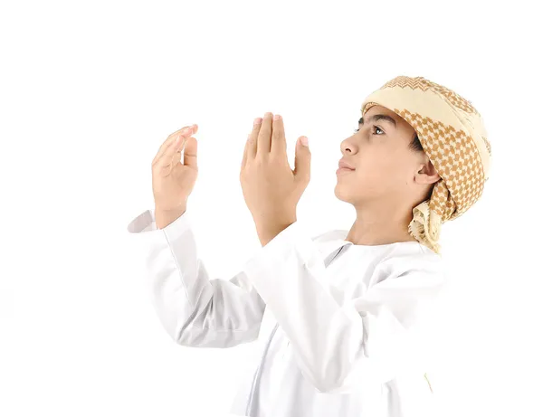 Chico árabe rezando aislado — Stockfoto