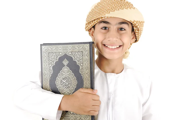 Niño árabe con Corán aislado —  Fotos de Stock