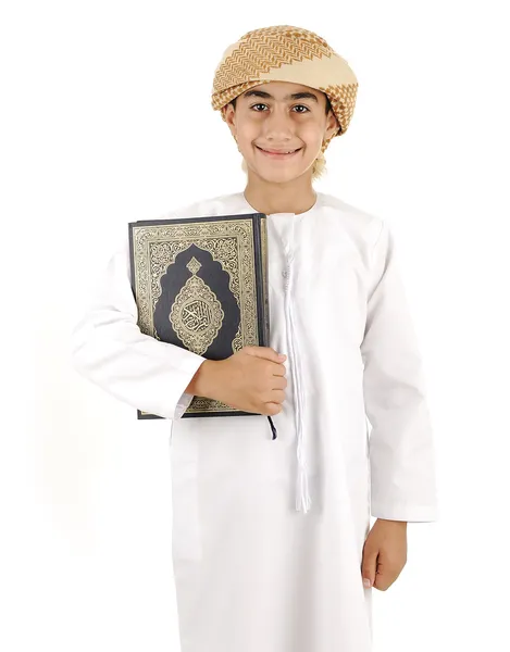 Garçon arabe avec Coran isolé — Photo