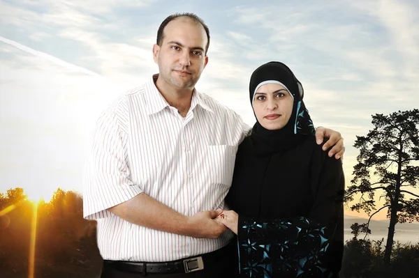 Muslim pasangan luar ruangan — Stok Foto
