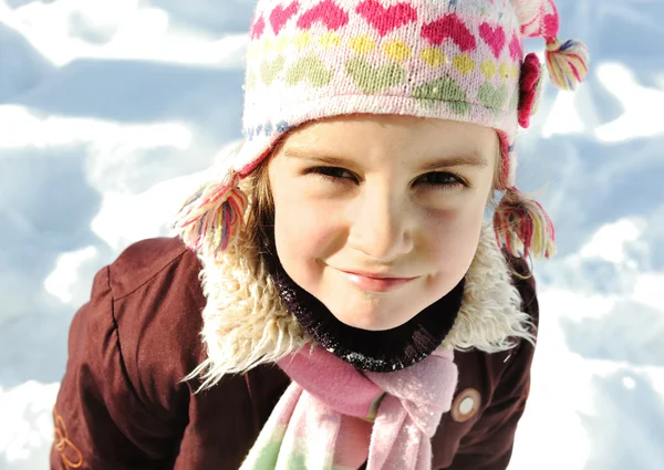 小女孩画像在雪地里，冬天 — 图库照片