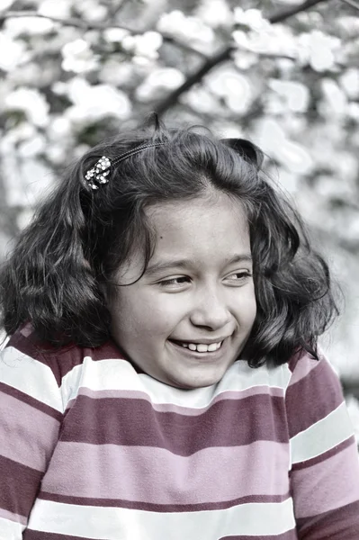 Artística sépia foto de menina pré-adolescente sorrindo outdor, tempo de primavera — Fotografia de Stock