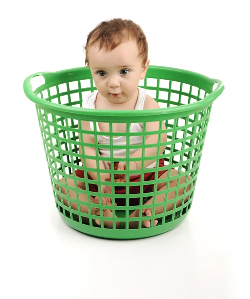 Babyjongen in plastic doos — Stockfoto