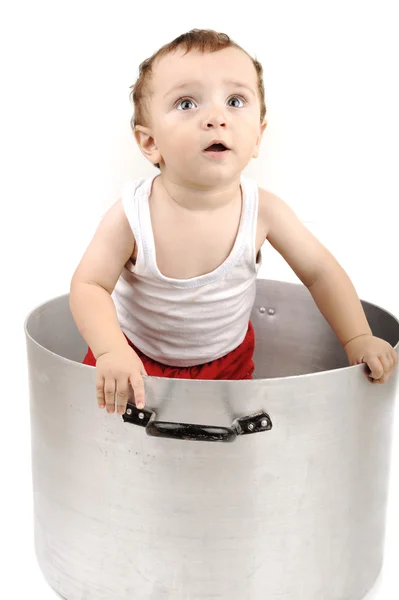 Bayi laki-laki dalam panci besar — Stok Foto
