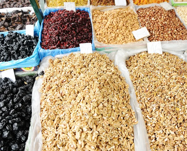 Сушеные фрукты на рынке, площадь, базар — стоковое фото