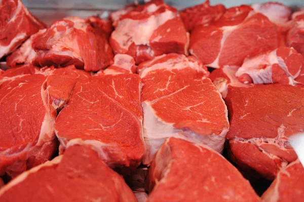 Wybór mięsa w sklepie mięsnym — Zdjęcie stockowe