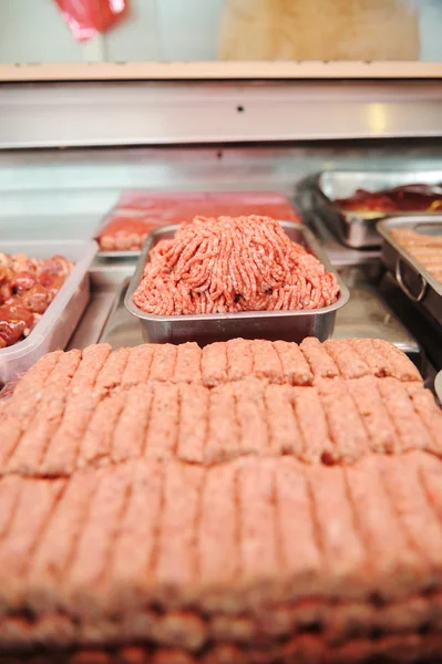 Assortiment vlees in een slagerij — Stockfoto
