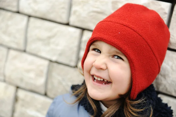 Очаровательная маленькая девочка с позитивной улыбкой на лице — стоковое фото