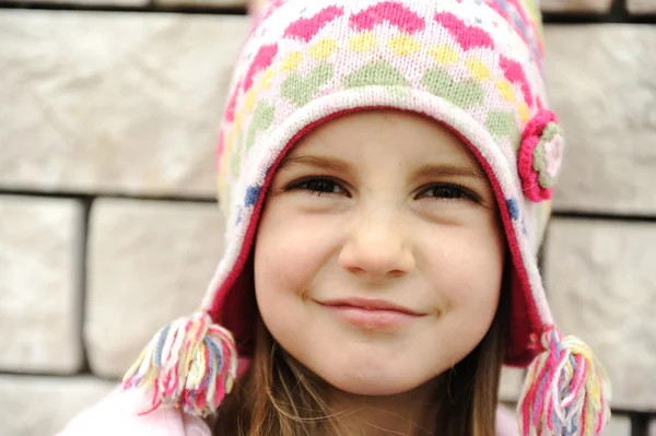 Adorabile bambina con volto sorridente positivo — Foto Stock
