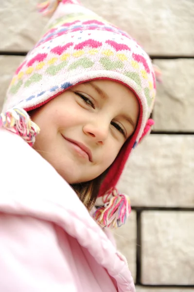 Bedårande liten flicka med positiva leende ansikte — Stockfoto