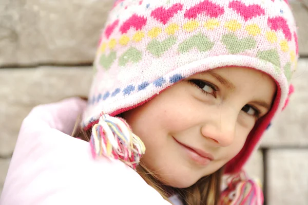 Очаровательная маленькая девочка с позитивной улыбкой на лице — стоковое фото