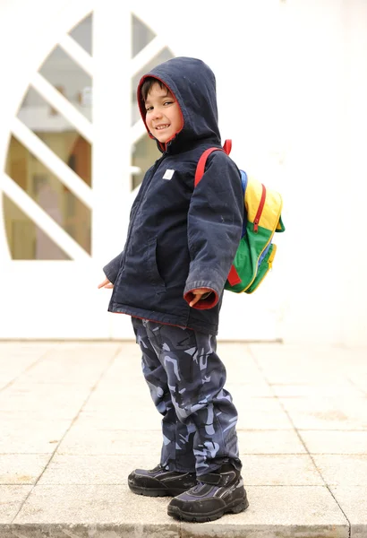 Kleines süßes Vorschulkind mit Tasche auf dem Rücken — Stockfoto