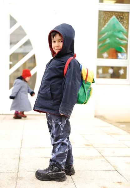 Pequena criança pré-escolar bonito com saco em suas costas — Fotografia de Stock