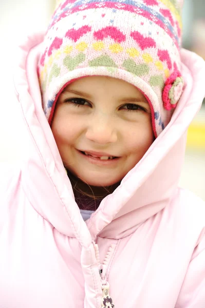긍정적인 웃는 얼굴로 사랑 스러운 어린 소녀 — 스톡 사진