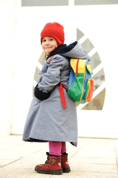 Милая девушка на открытом воздухе, собирается в детский сад — стоковое фото