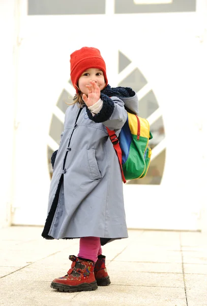 かわいい女の子の屋外、幼稚園に行く — ストック写真