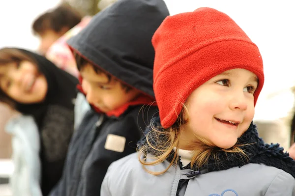 Fröhliche Kindergruppe im Freien, Winterkleidung — Stockfoto