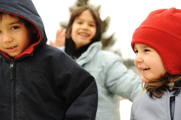 Grupo feliz de crianças ao ar livre, roupas de inverno — Fotografia de Stock